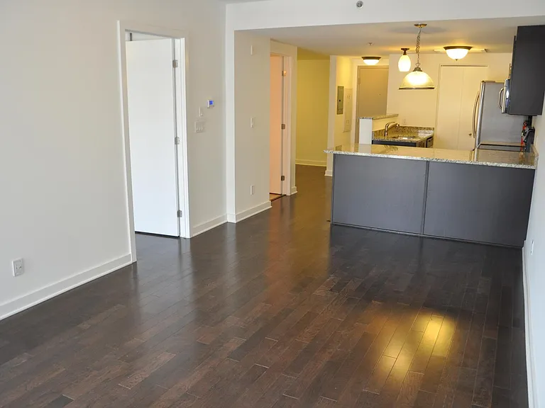 456 King Edward Ave #409 — Photo 4