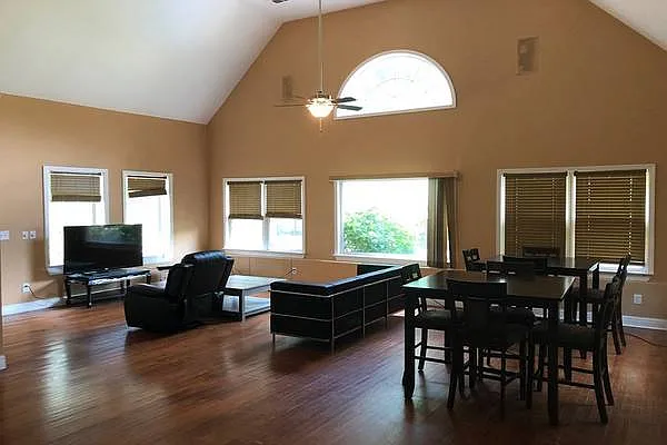 5 bed, 4000 sqft, $900 — Photo 1