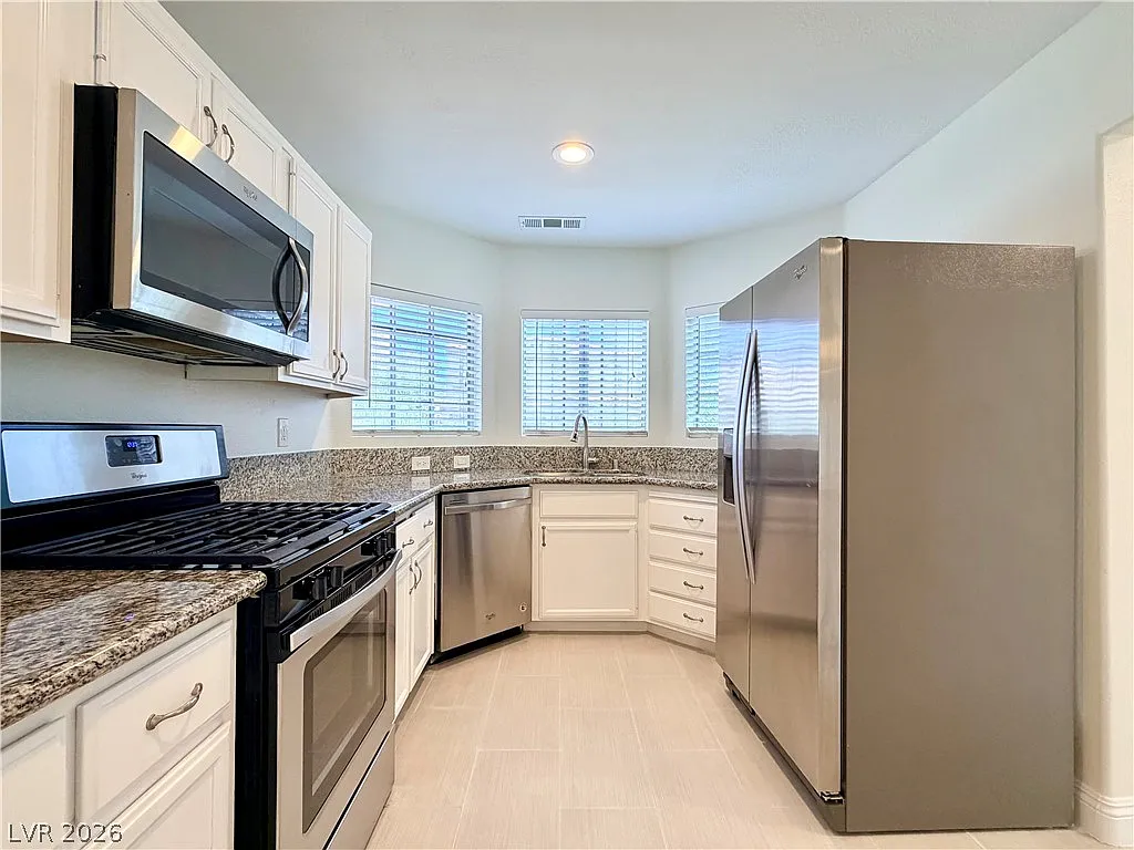 3 bed, 2.5 bath, 1422 sqft, $1,900 — Photo 3