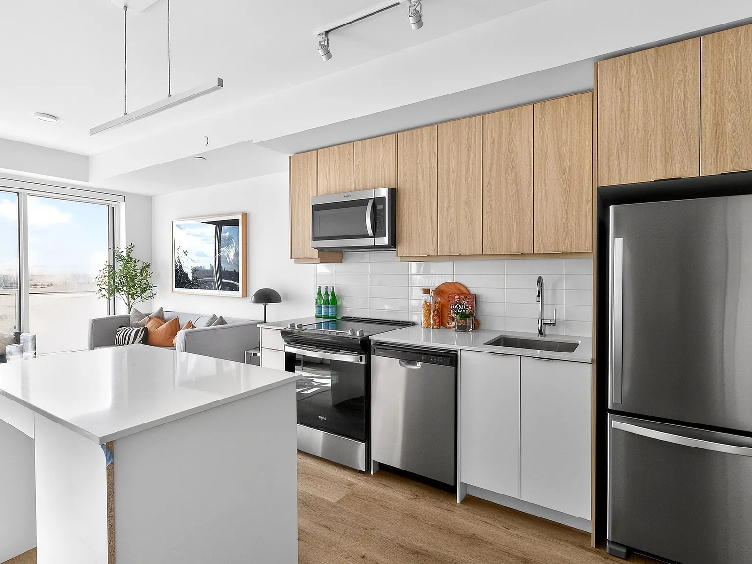 610 Martin Grove — Photo 3