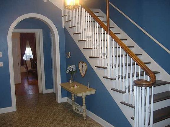 Beautiful Foyer with staircase!