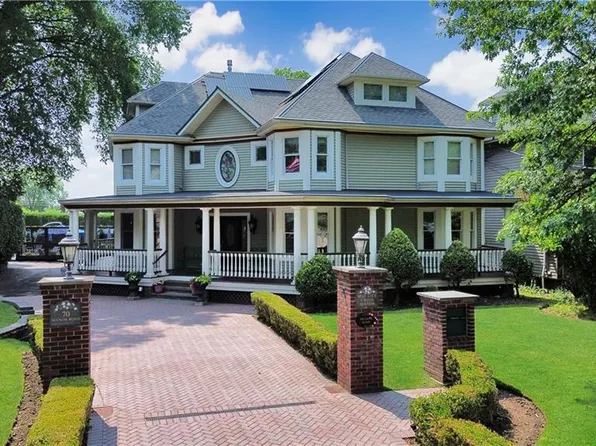 70 Manor Rd, Staten Island, NY 10310
