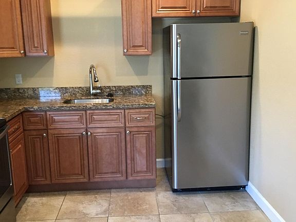 Kitchen, Refrigerator with ice maker