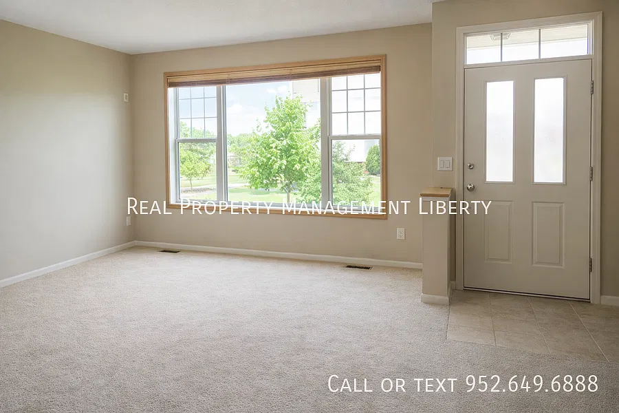 Spacious 3 bedroom, 3 bathroom townhome — Photo 3