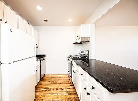 4th image of 119 Stanhope St Floor 3