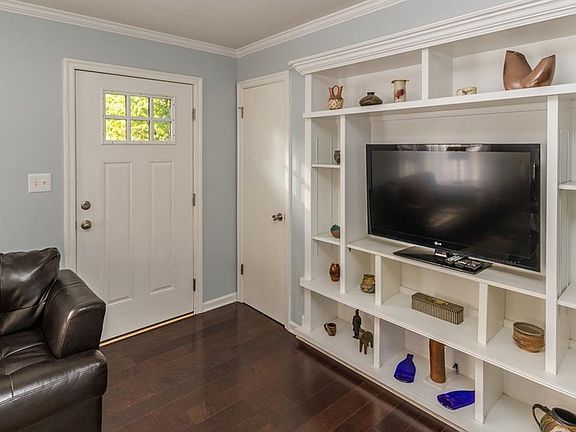 2nd image of 5725 Primrose Ave