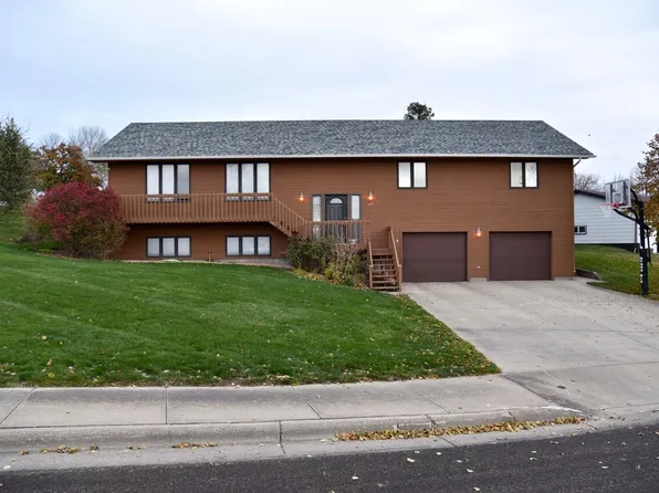 215 Neltom Dr, Pierre, SD 57501