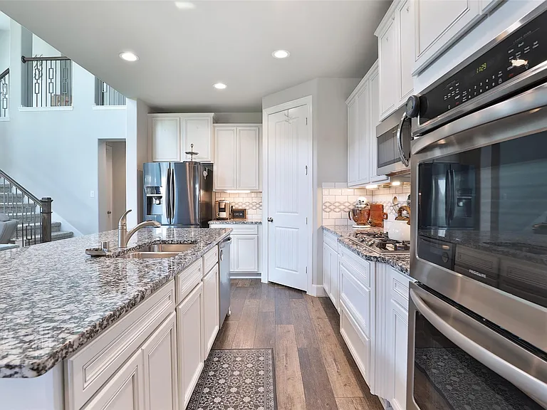 2810 Bluesage Bluff Dr — Photo 17