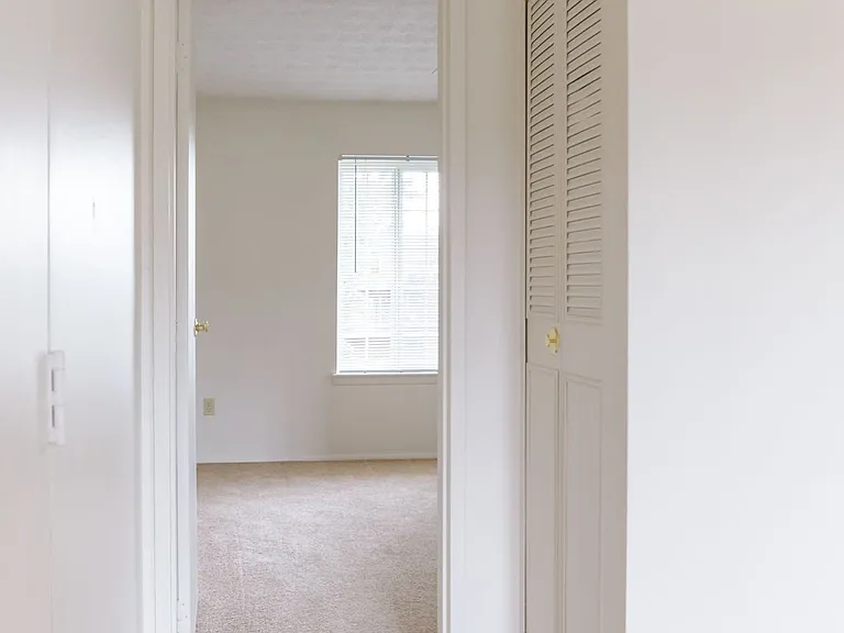 Windsor Gardens Apartments — Photo 76