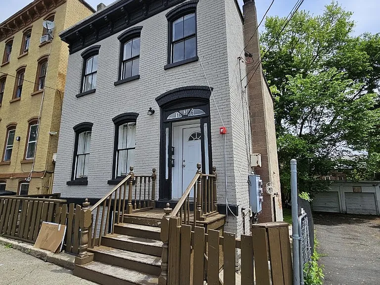136 Johnston St — Photo 1