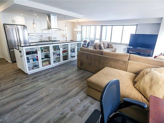 4th image of 12520 Edgewater Dr APT 306