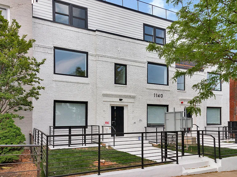 1140 17th St NE #1 — Photo 3