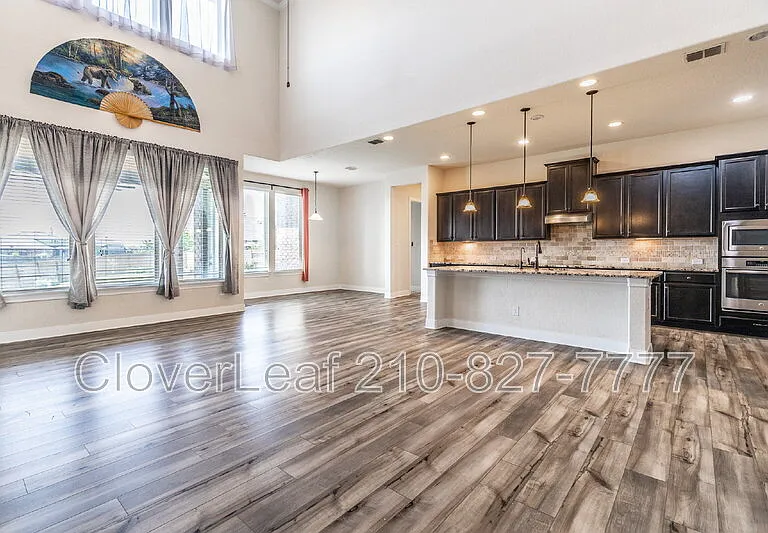 908 Sussex Cv — Photo 11