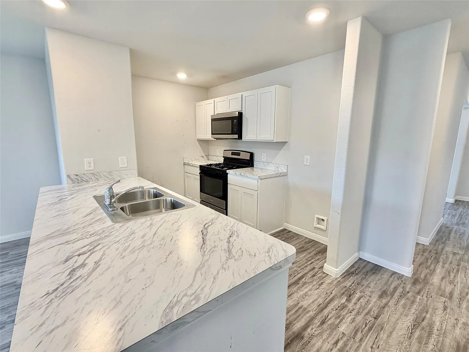 5 bed, 3.5 bath, 3448 sqft, $2,150 — Photo 2