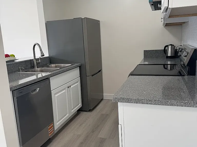142 Normandie Apartments — Photo 3