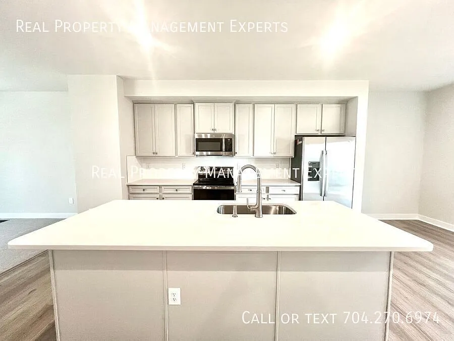 Beautiful 4BR/3.5BA Townhouse in Indian Trail! — Photo 2
