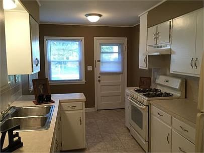 Charming kitchen w eating area