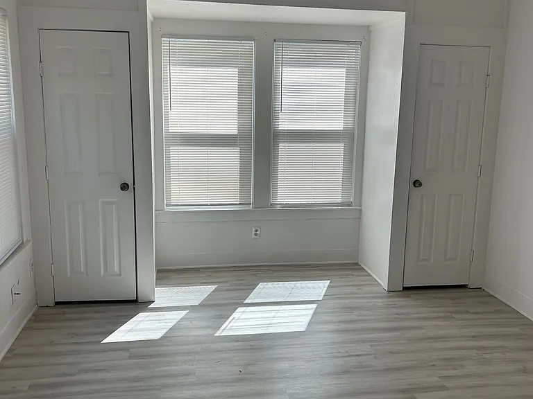 831 W Houston St — Photo 10