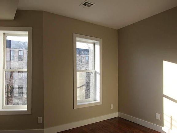 2nd image of 205 Saint James Pl APT 03L