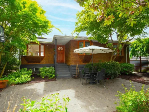1185 Cloverley St, North Vancouver, BC V7L 1N7