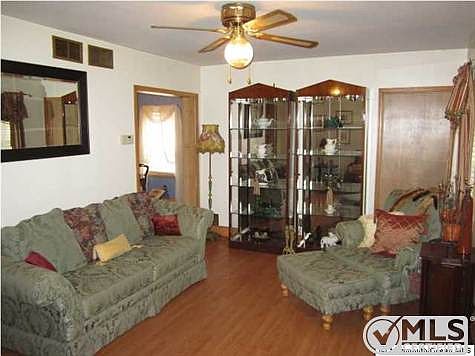 Large Living Room w/wood laminate floors