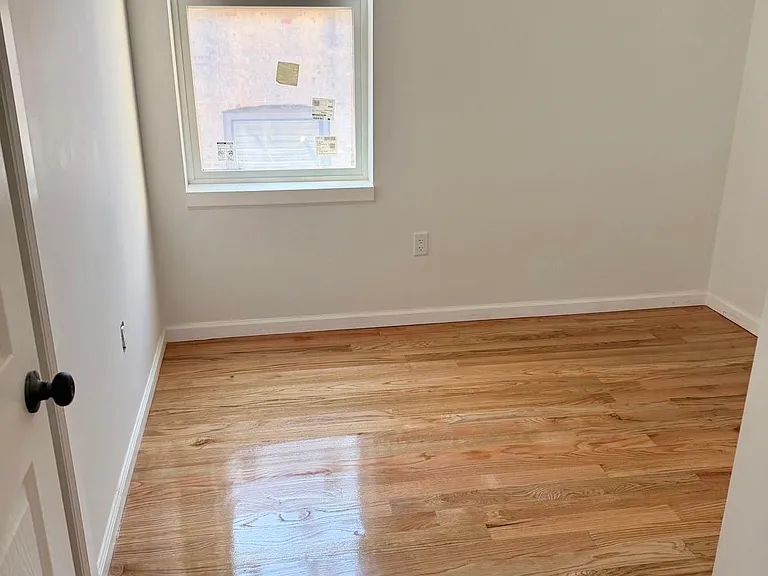 88 Romaine Ave — Photo 12