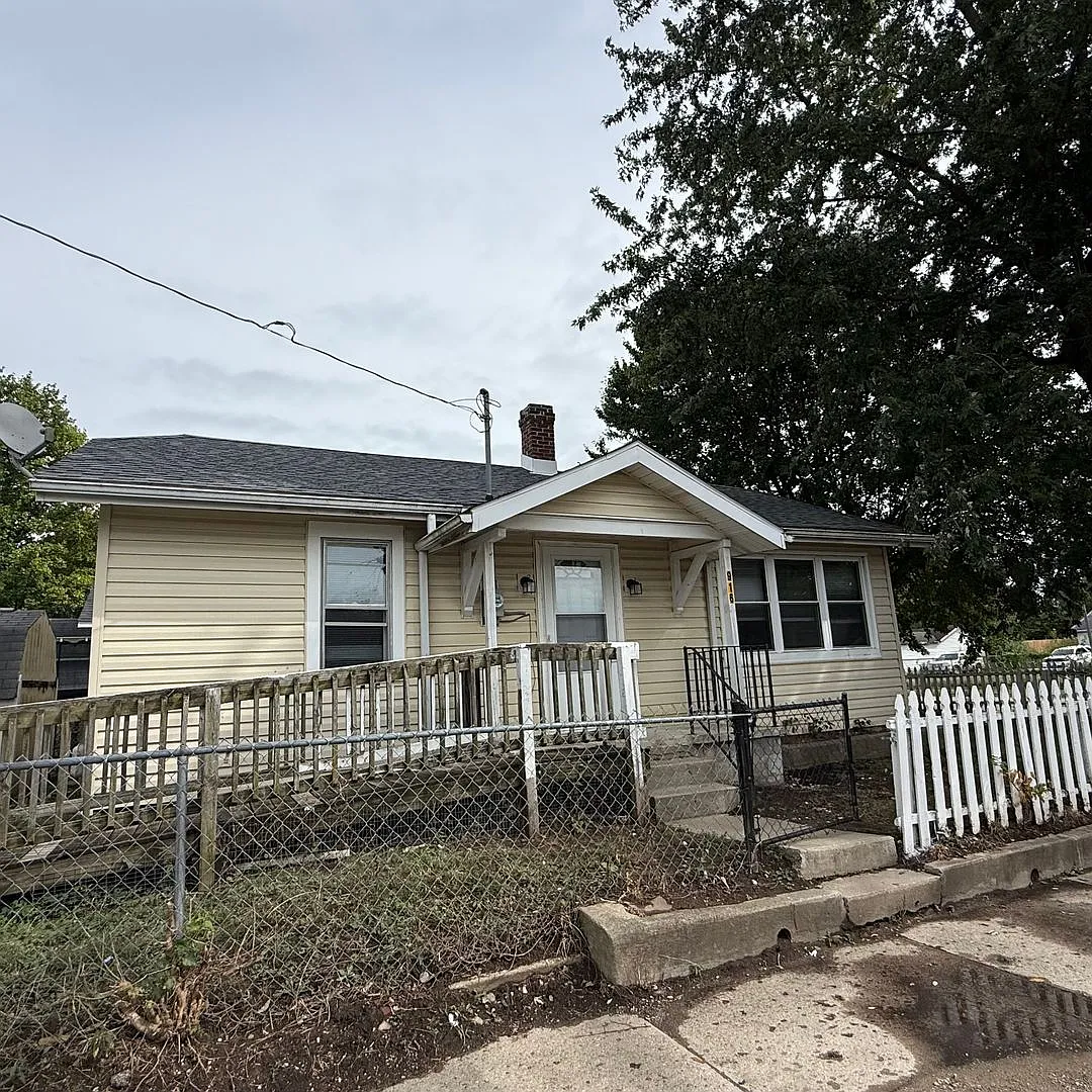 Cute - 2 Bedroom Renovated Home - Fenced Yard — Photo 1