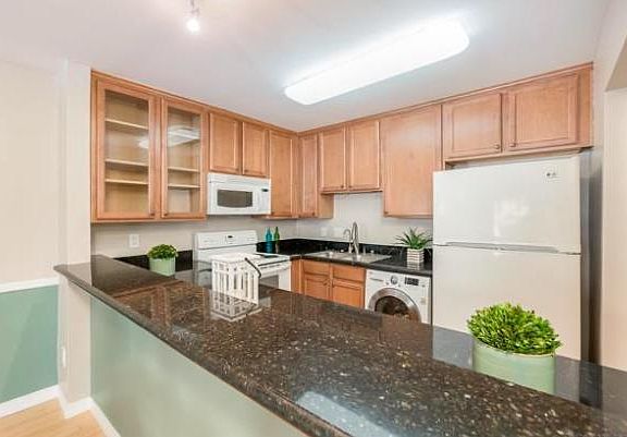5th image of 3030 Suncrest Dr Unit 414