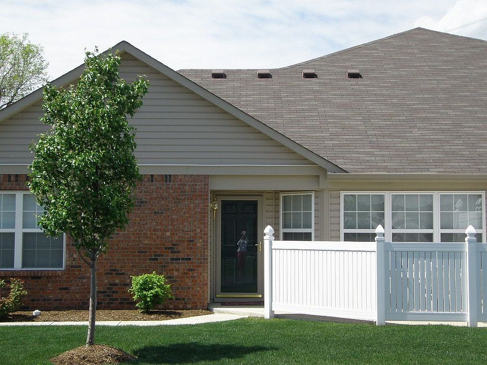 5428 Carriage Corner with privacy fence around front patio.