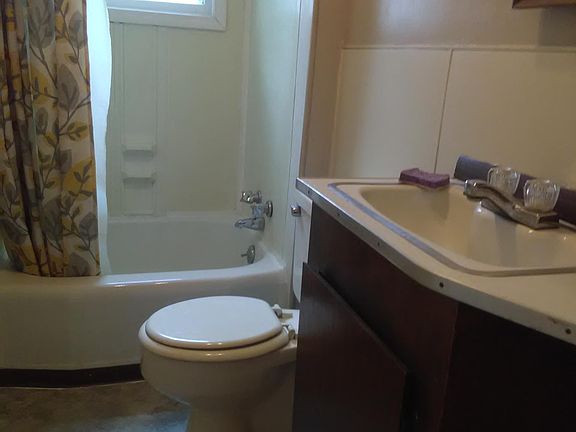 3rd image of 301 S Oakley St