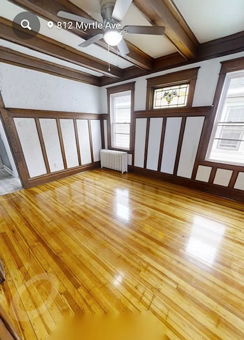 Astonishing renovated 4 bedroom, 1 bathroom, 1st floor — Photo 1