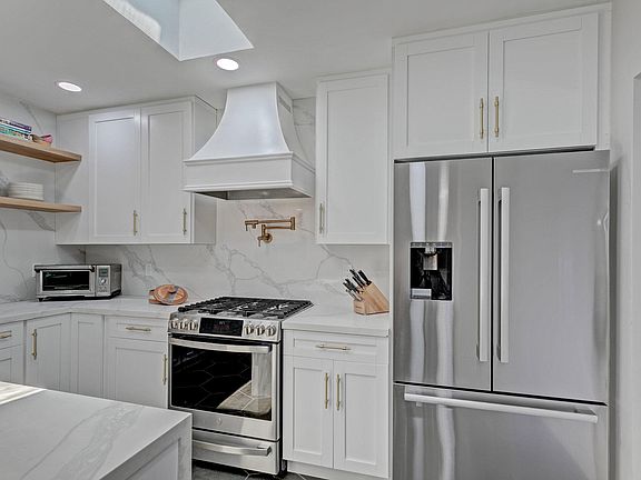 5th image of 631 Westwind Dr