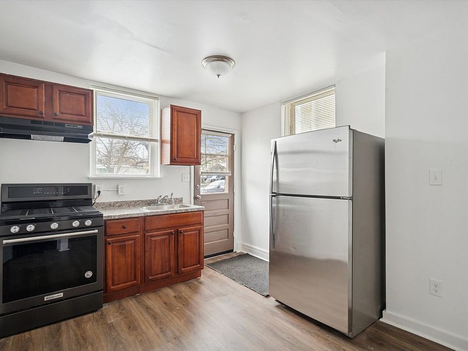 1st image of 1124 W 9th St