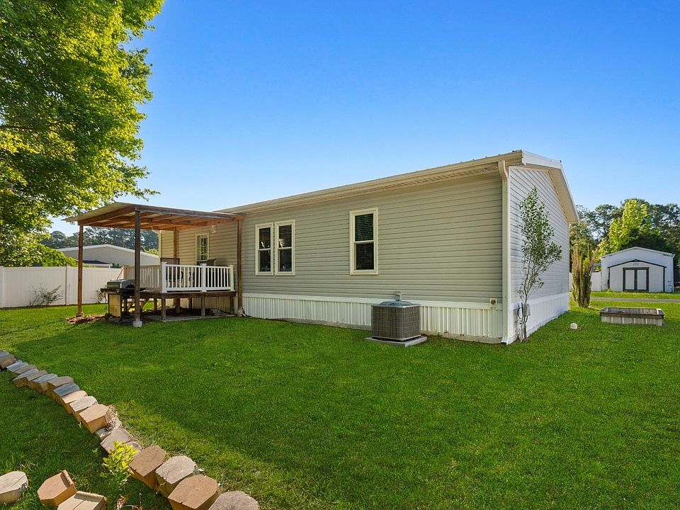 31st image of 1040 Palm Dr.