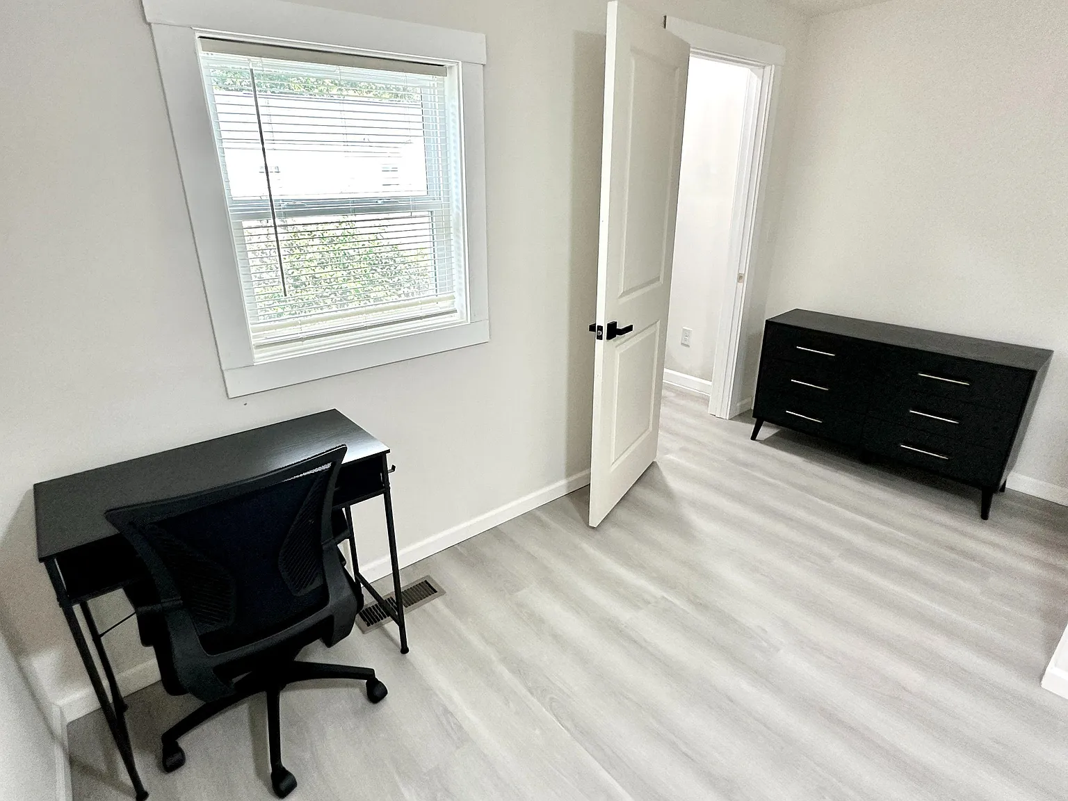4 bed, 2.0 bath, 2700 sqft, $845 — Photo 4