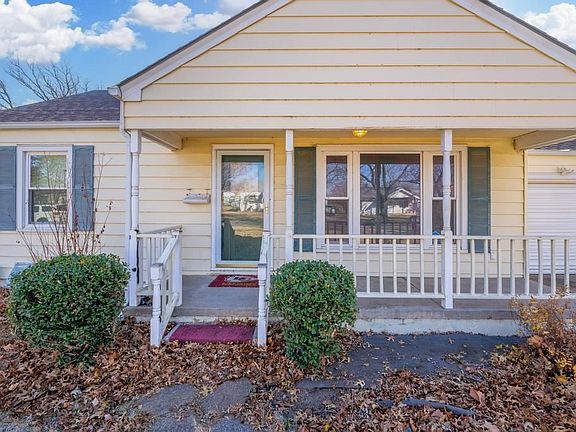 4th image of 2433 E Menlo Dr