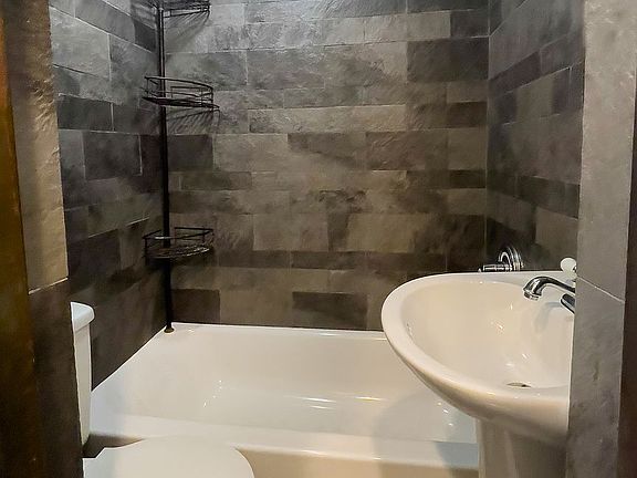 5th image of 11 Waverly Pl APT 9L