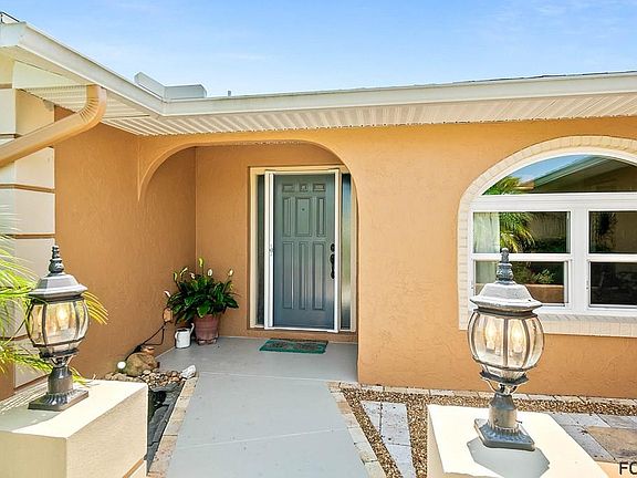 3rd image of 34 Flower Hill Ln