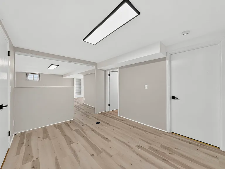 437 Warfield Ave — Photo 24