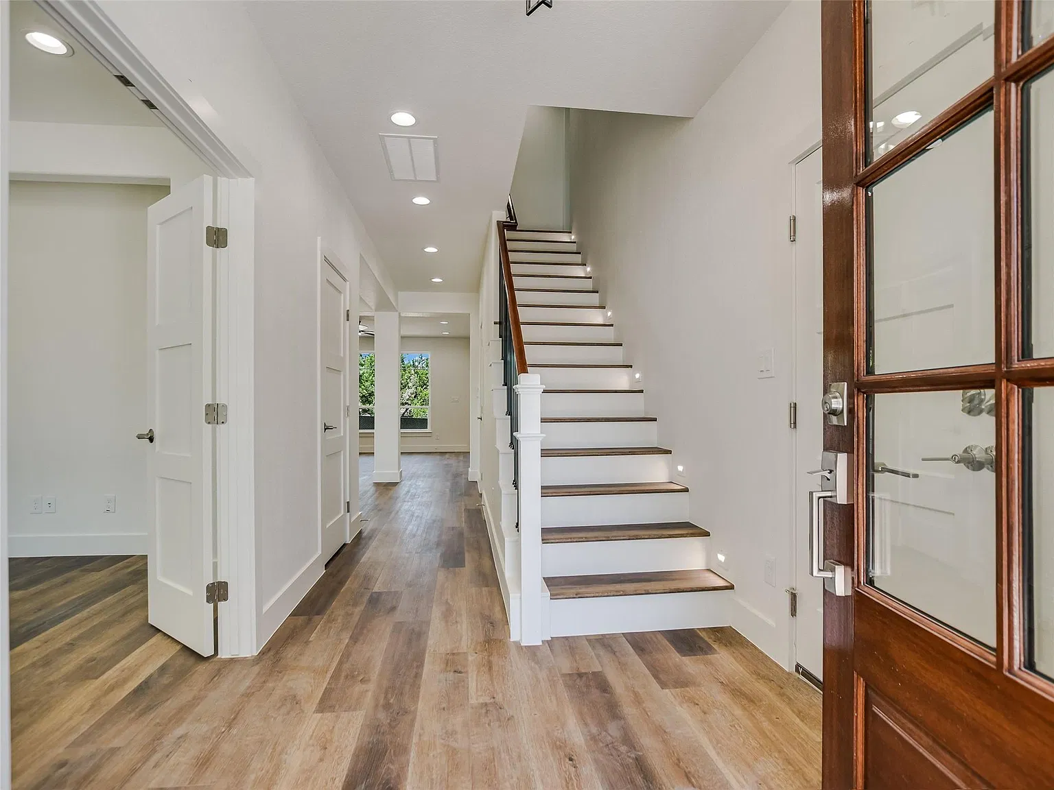 3 bed, 2.5 bath, 2299 sqft, $3,000 — Photo 3