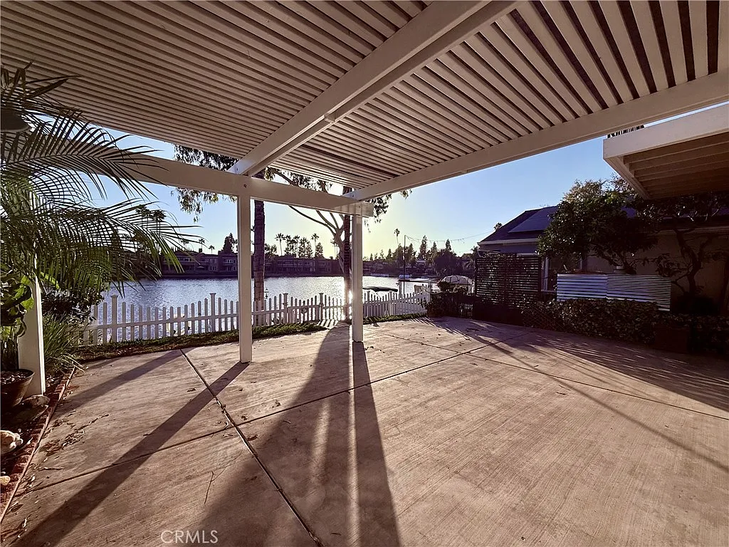 3 bed, 2.5 bath, 1860 sqft, $6,250 — Photo 2