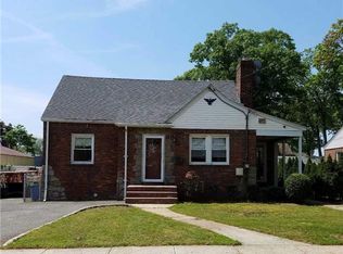 132 E Euclid St, Valley Stream, NY 11580