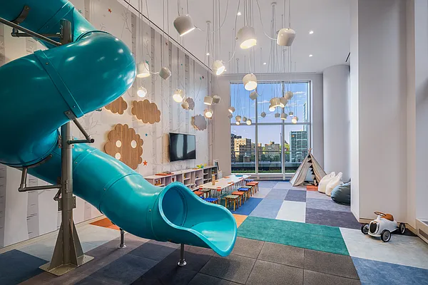 Rented by Extell Marketing Group LLC | media 52