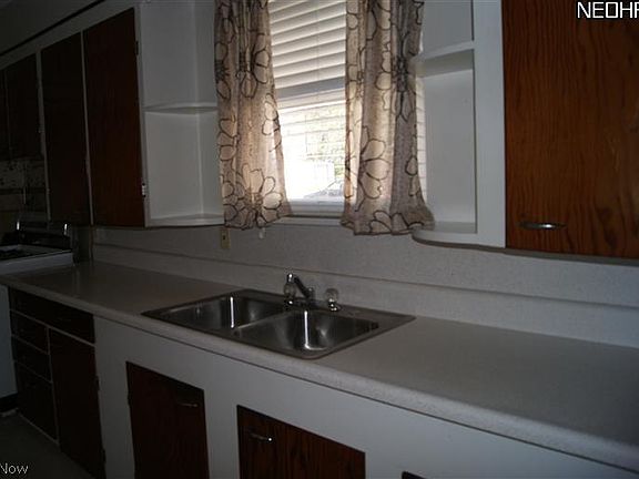 2nd image of 60 E Elmwood Ave
