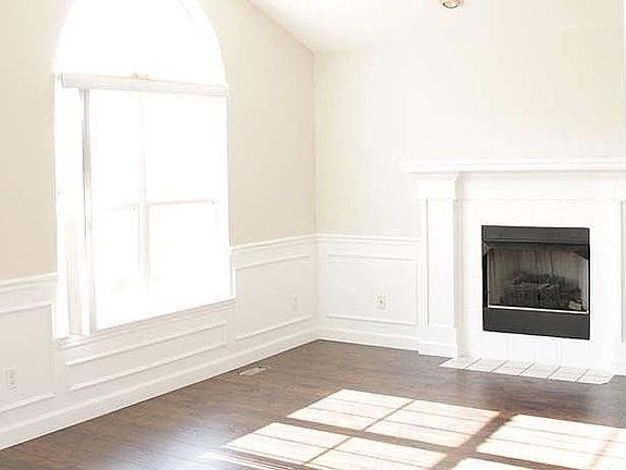 3rd image of 43005 Woodbridge Dr
