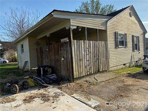 5th image of 914 Dejarnette St