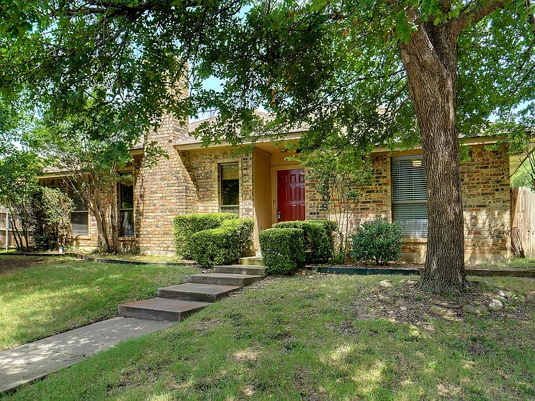 1909 Camellia St — Photo 1