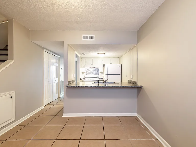 200 Plaza Dr #6 — Photo 19