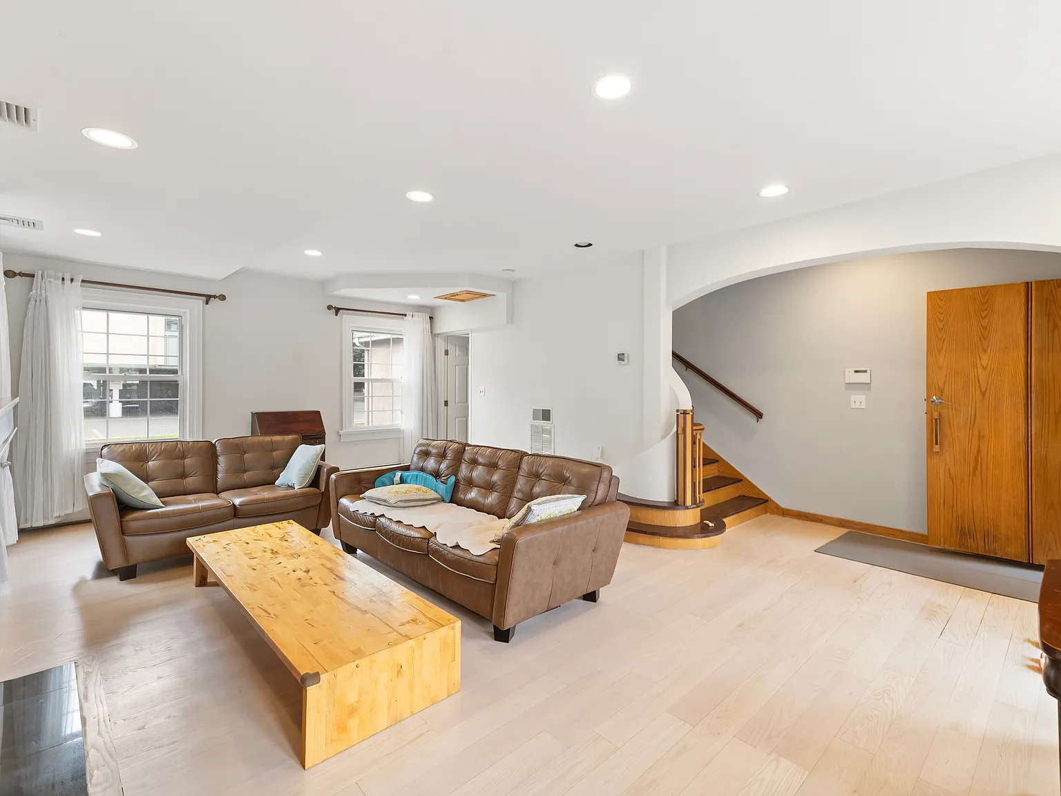 5 bed, 1.5 bath, 3500 sqft, $5,900 — Photo 3