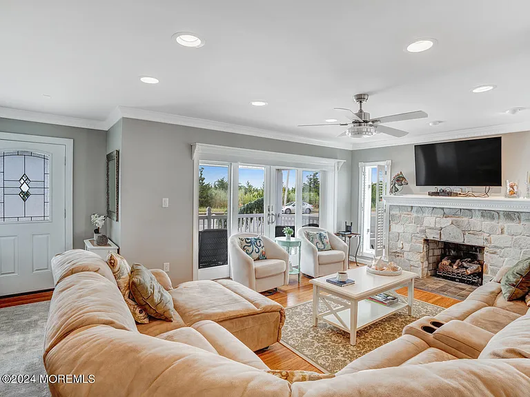 200 S Bayview Ave — Photo 15